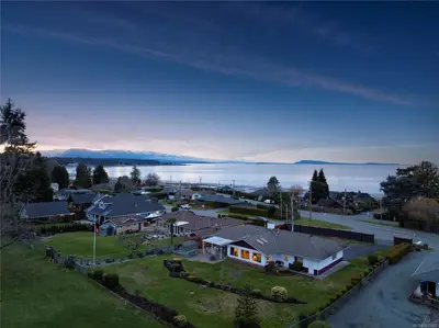 260 Elizabeth Ave, Qualicum Beach BC V9K 1G8