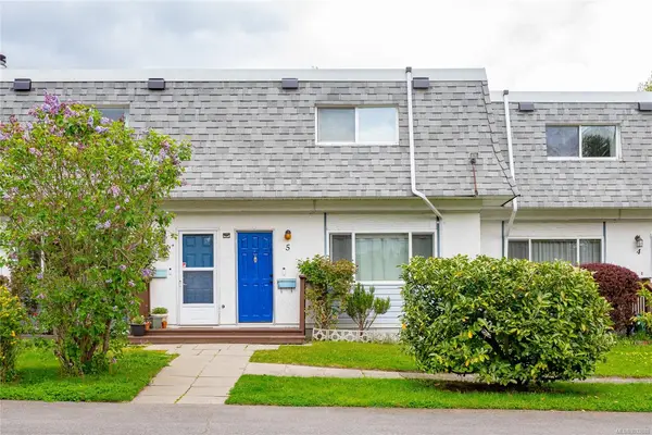 1040 Kenneth St # 5, Saanich BC V8X 3J5