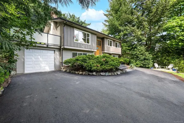 5222 Beckton Rd, Saanich BC V8Y 2C1