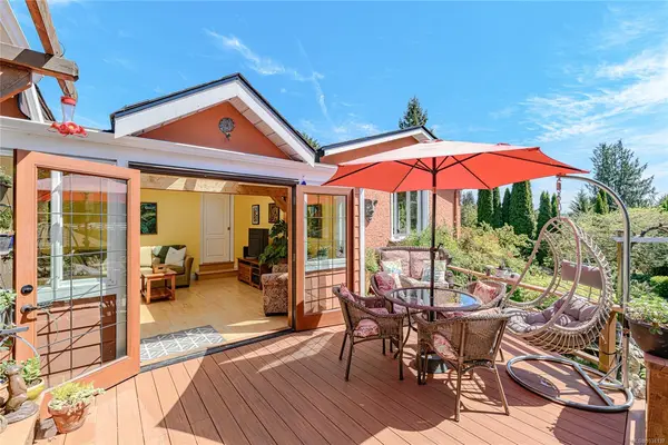 987 McBriar Ave, Saanich BC V8X 3M3