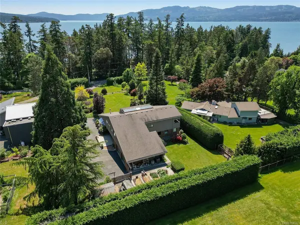 564 Towner Rd, North Saanich BC V8L 5L8 - 5 bed, 5 bath in North Saanich
