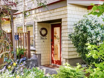 142 St. Lawrence St # C, Victoria BC V8V 1X8