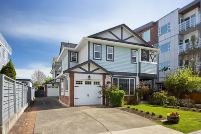 9875 Third St # 1, Sidney BC V8L 3A8