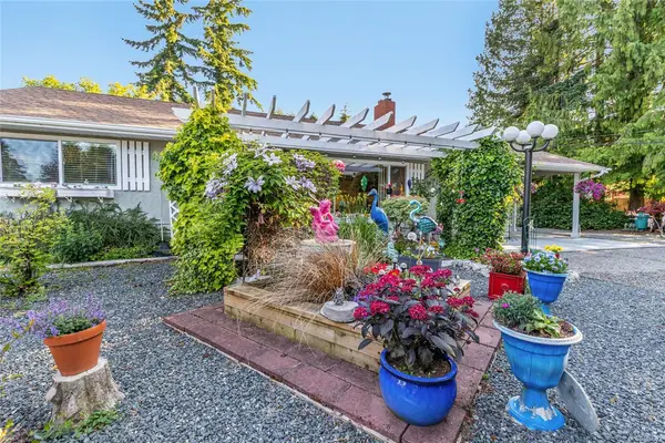 1226 Centre Rd, Qualicum Beach BC V9K 2G8 - 4 bed, 2 bath in Qualicum Beach