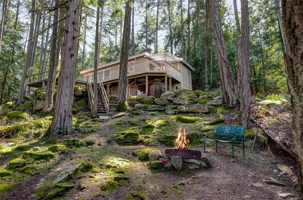 762 Kippen Rd, Mayne Island BC V0N 2J1