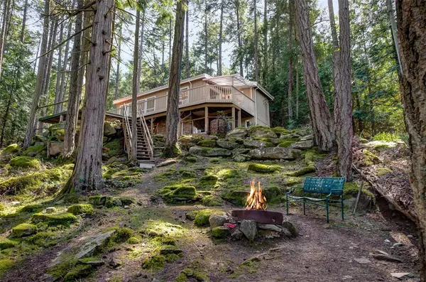 762 Kippen Rd, Mayne Island BC V0N 2J1 - 3 bed, 2 bath in Mayne Island