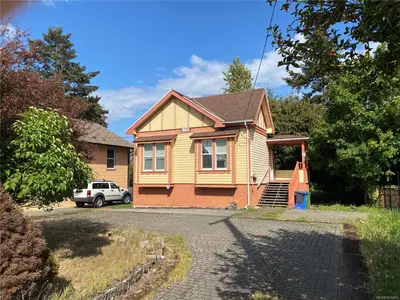 1729 Foul Bay Rd, Oak Bay BC V8R 5A5