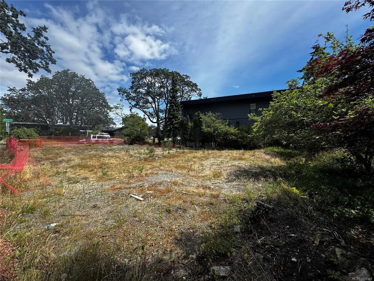 2501 Wootton Cres, Oak Bay BC V8R 5M7