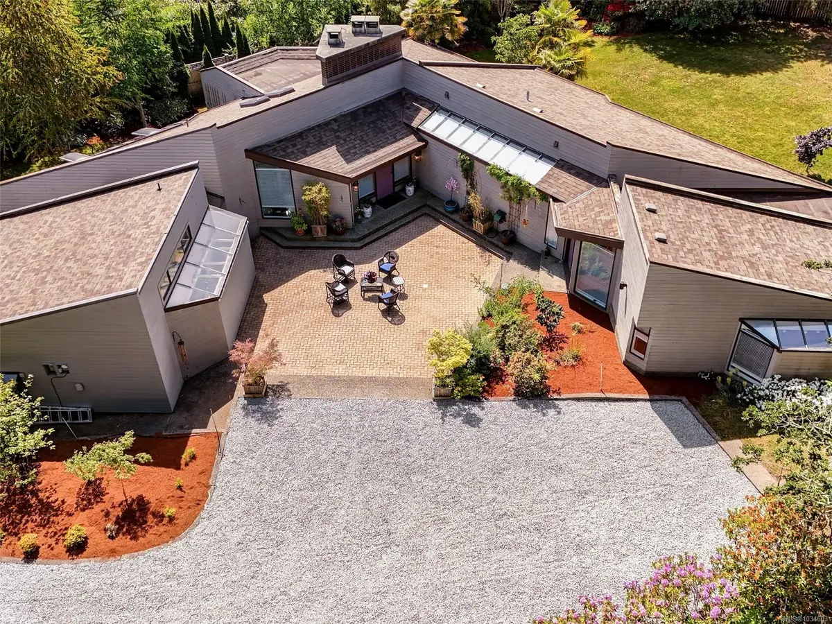 596 Towner Rd, North Saanich BC V8L 5L8