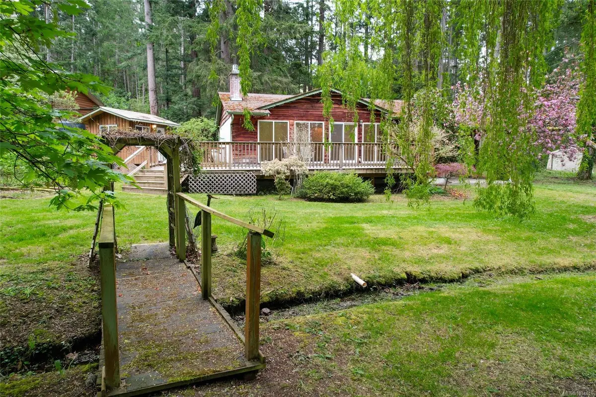 2420 Spring Beach Dr, Gabriola Island BC V0R 1X7 — Pending Sale in Gabriola Island