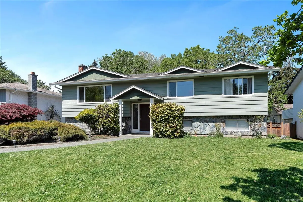 1722 Jefferson Ave, Saanich BC V8N 2B4
