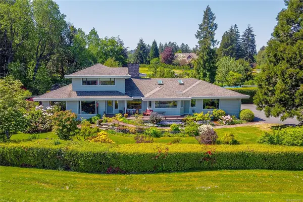 6454 Oldfield Rd, Central Saanich BC V8M 1X8 - 5 bed, 3.0 bath in Central Saanich