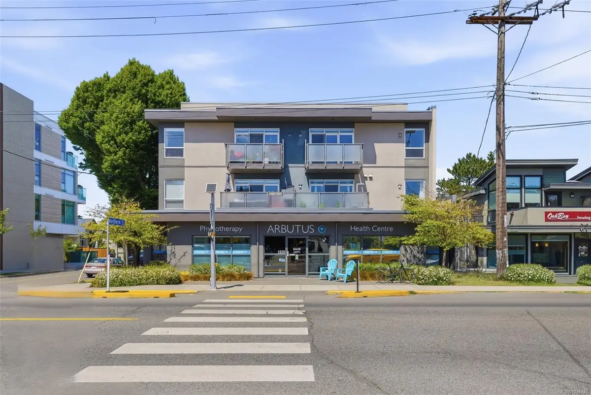 1515 Redfern St #303, Victoria BC V8R 4X3