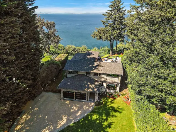 4561 Bissenden Pl, Saanich BC V8N 3K5 - 5 bed, 6 bath property for sale in Saanich