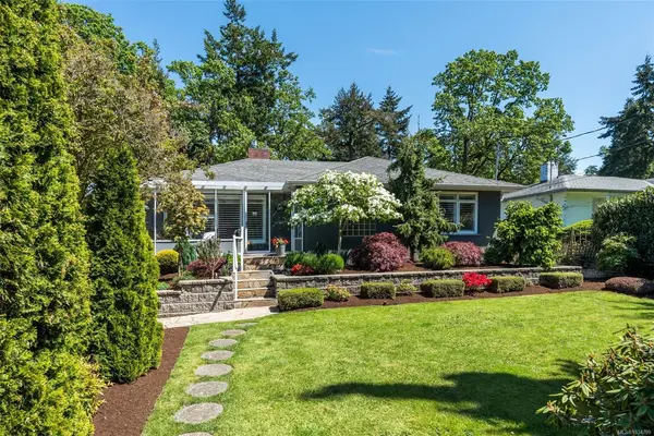 3913 Ascot Dr, Saanich BC V8P 3S2 - 4 bed, 4.0 bath in Saanich