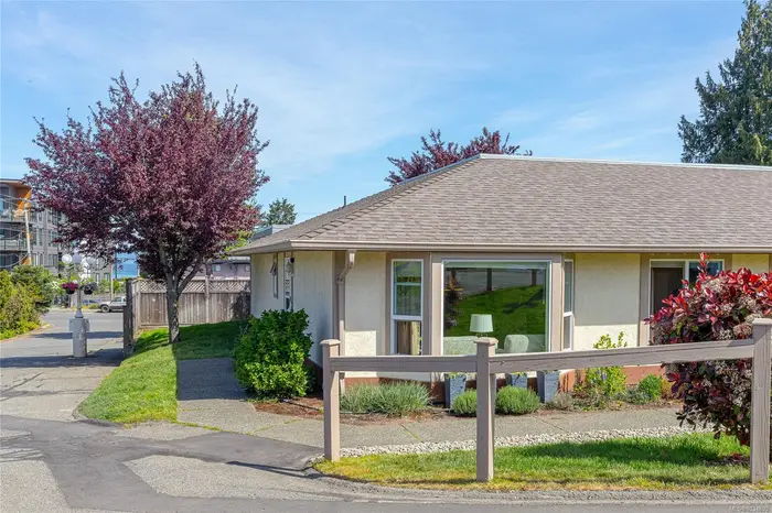 100 Abbey Lane # 4, Parksville BC V9P 1N4