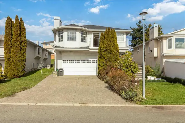 886 Lodi Ave, Saanich BC V8Z 6R2 - 5 bed, 3 bath in Saanich