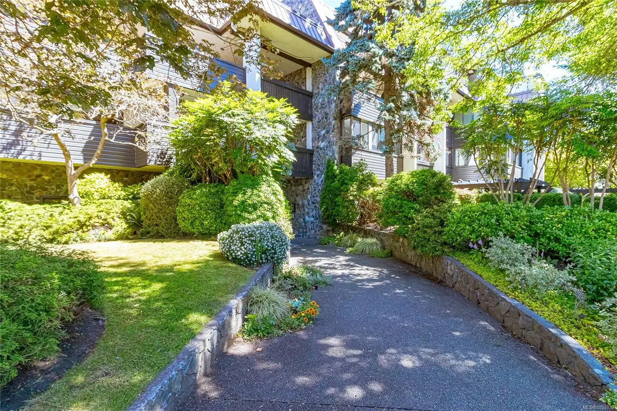 1120 Fairfield Rd #306, Victoria BC V8V 3A7