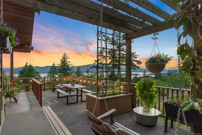 248 Suneagle Dr, Salt Spring BC V8K 1E5