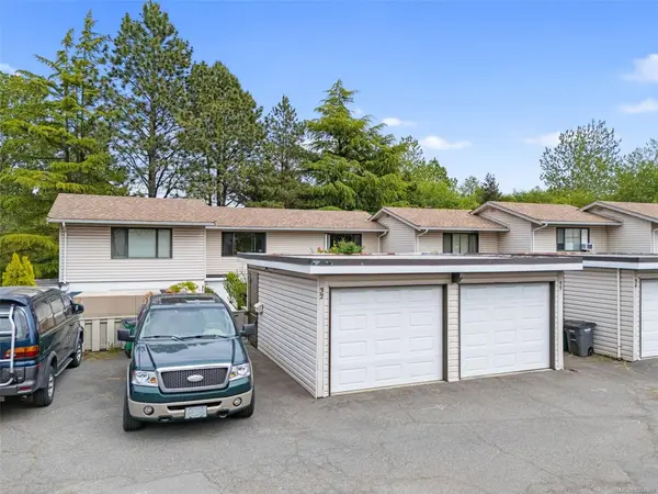610 McKenzie Ave # 32, Saanich BC V8Z 2A7