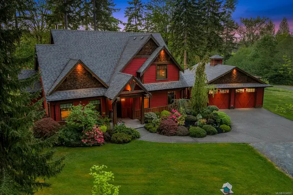 9520 Sarmma Rd, Black Creek BC V9J 1Y9 - 3 bed, 3 bath in Black Creek
