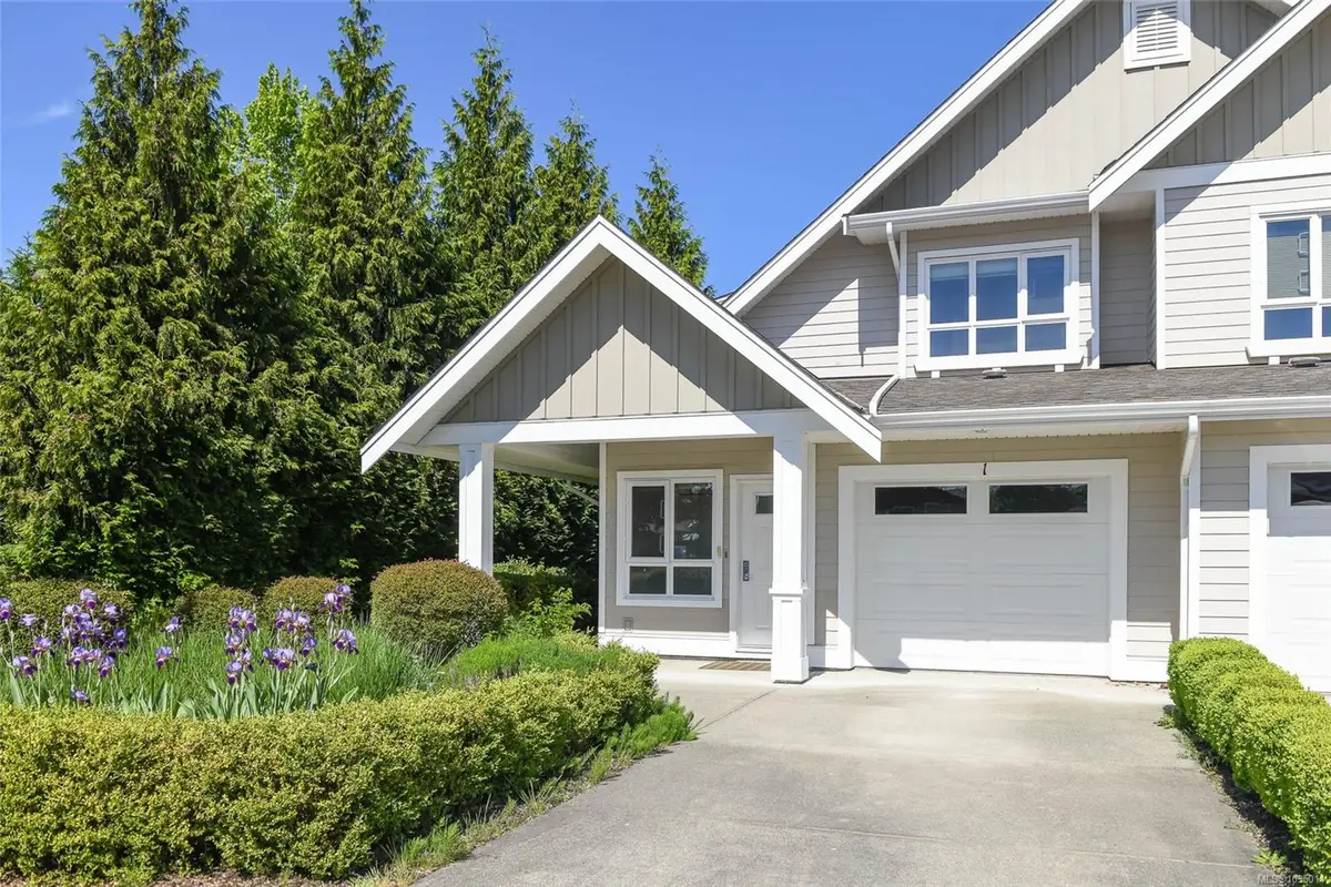 700 Lancaster Way # 1, Comox BC V9M 0B6