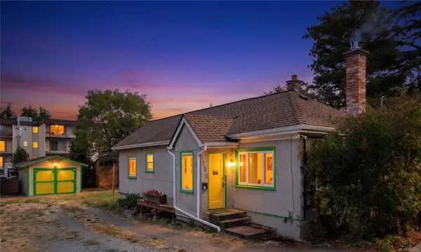 1256 Walnut St, Victoria BC V8T 1N6