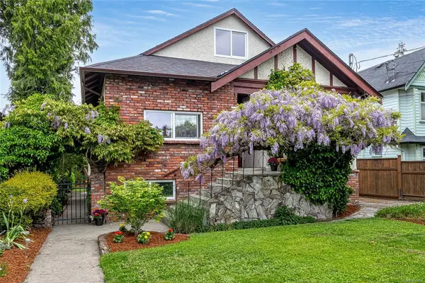 1730 Haultain St, Victoria BC V8R 2L2 - 5 bed, 3 bath in Victoria