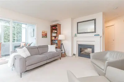 3931 Shelbourne St # 208, Saanich BC V8P 4H9