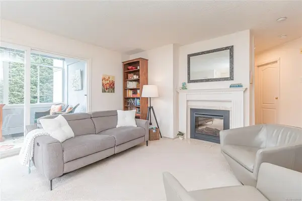 3931 Shelbourne St # 208, Saanich BC V8P 4H9