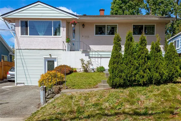952 Tattersall Dr, Saanich BC V8X 2W9