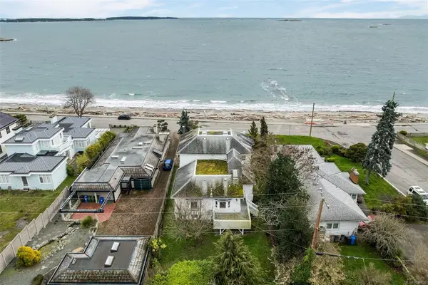 2524 Esplanade, Oak Bay BC V8R 2W3 - 3 bed, 3.0 bath in Oak Bay