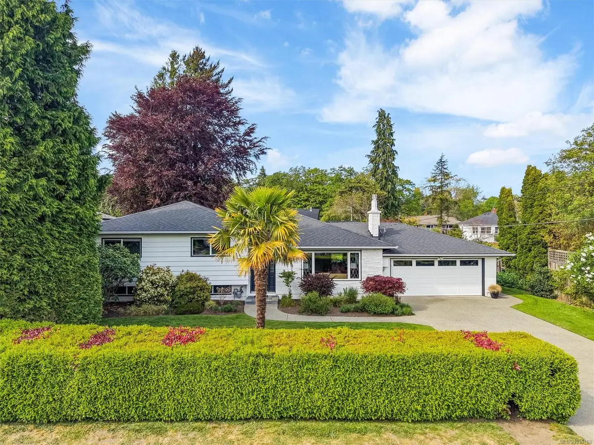 2090 McNeill Ave, Oak Bay BC V8S 2X8
