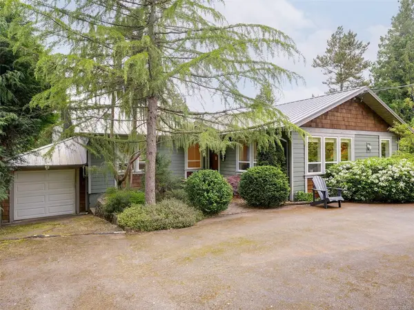 5148 Santa Clara Ave, Saanich BC V8Y 1W4