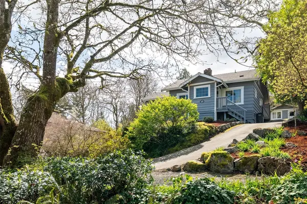 981 Violet Ave, Saanich BC V8Z 2R7