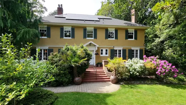 990 Terrace Ave, Victoria BC V8S 3V3 - 5 bed, 5 bath in Victoria
