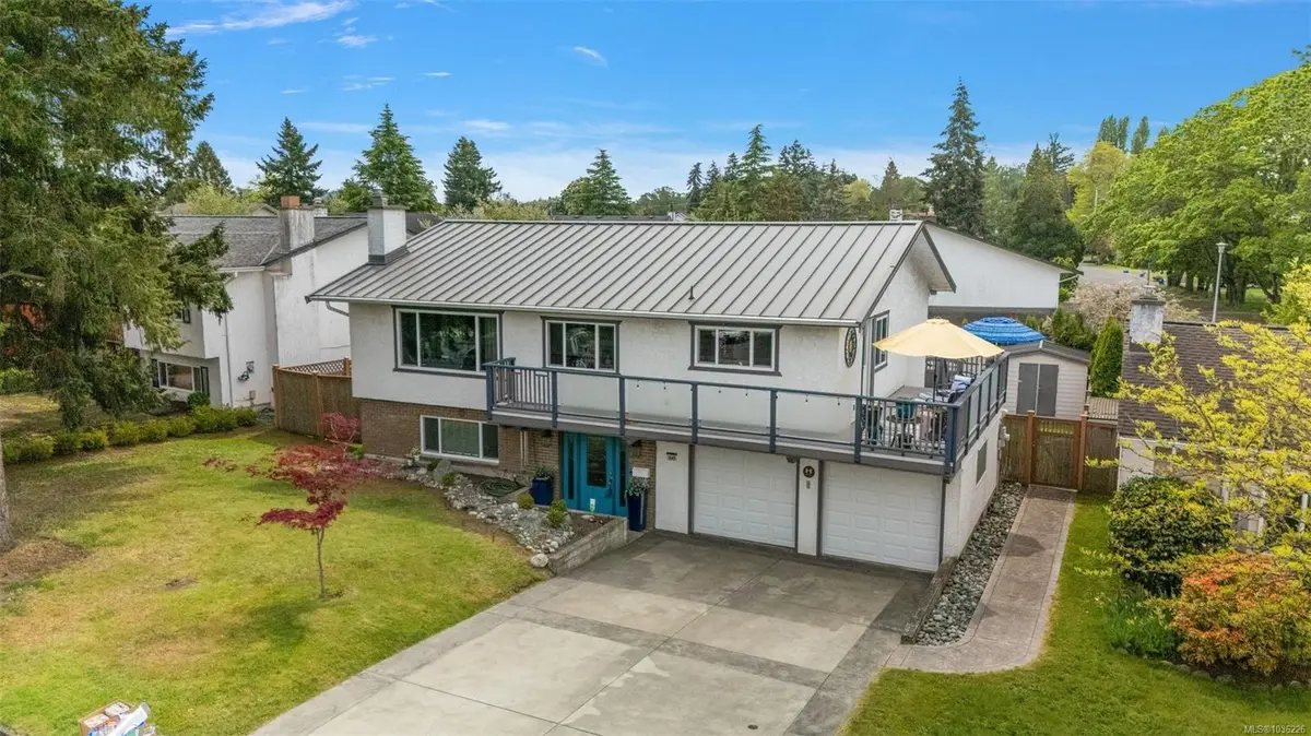 1645 San Juan Ave, Saanich BC V8N 5G2