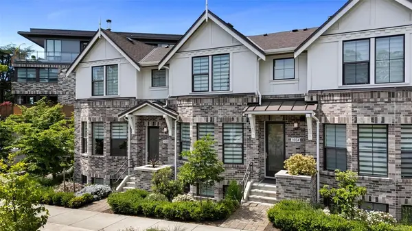 1034 Pentrelew Pl, Victoria BC V8V 3L1 - 4 bed, 4 bath in Victoria