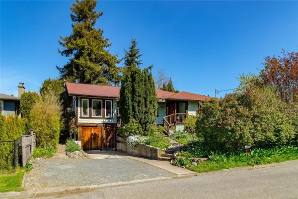 1742 Christmas Ave, Saanich BC V8P 2X8 - 5 bed, 2 bath in Saanich