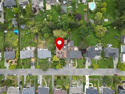 1637 Warren Gdns, Victoria BC V8S 1S9