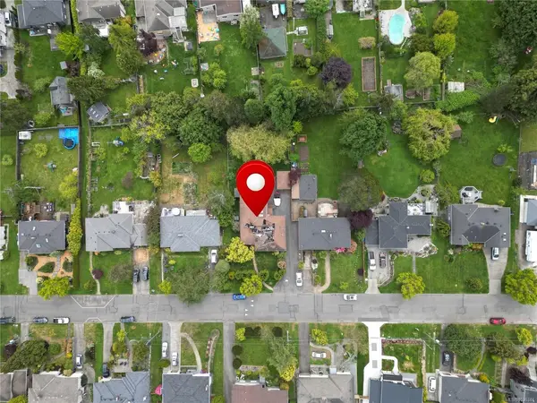 1637 Warren Gdns, Victoria BC V8S 1S9