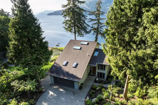 958 Lands End Rd, North Saanich BC V8L 4R4 - 4 bed, 3 bath in North Saanich