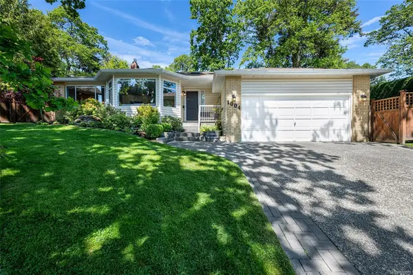1004 Falaise Pl, Saanich BC V8Y 2W7 - 3 bed, 3 bath property for sale in Saanich