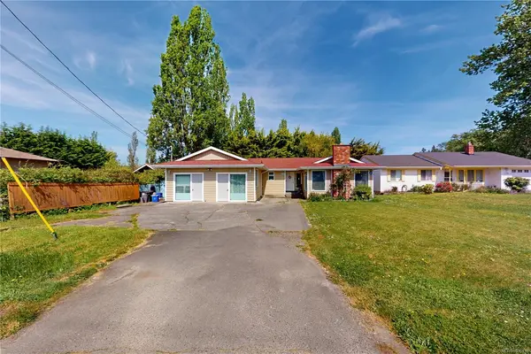 1382 McKenzie Ave, Saanich BC V8P 2M2