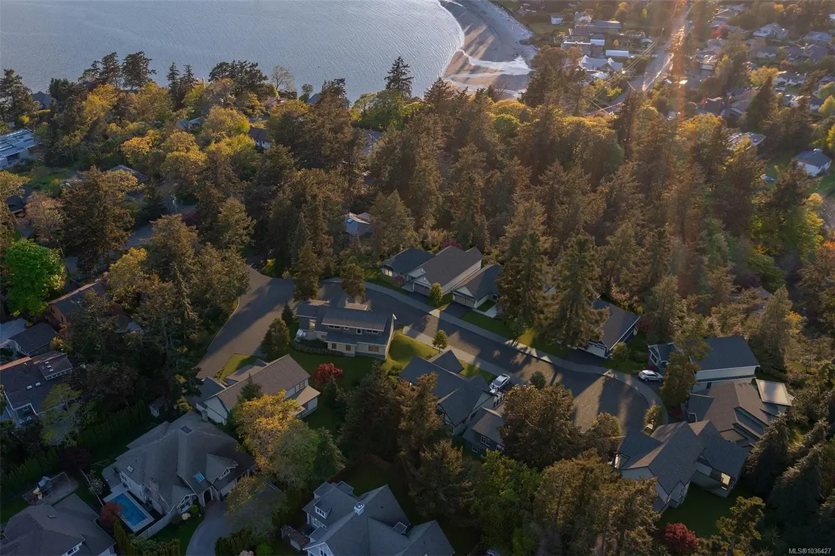 3907 Sheret Pl, Saanich BC V8N 4J8