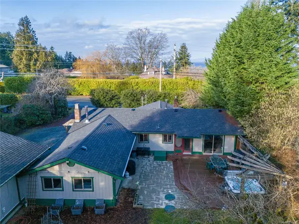 3872 Island Hwy W, Qualicum Beach BC V9K 2G9