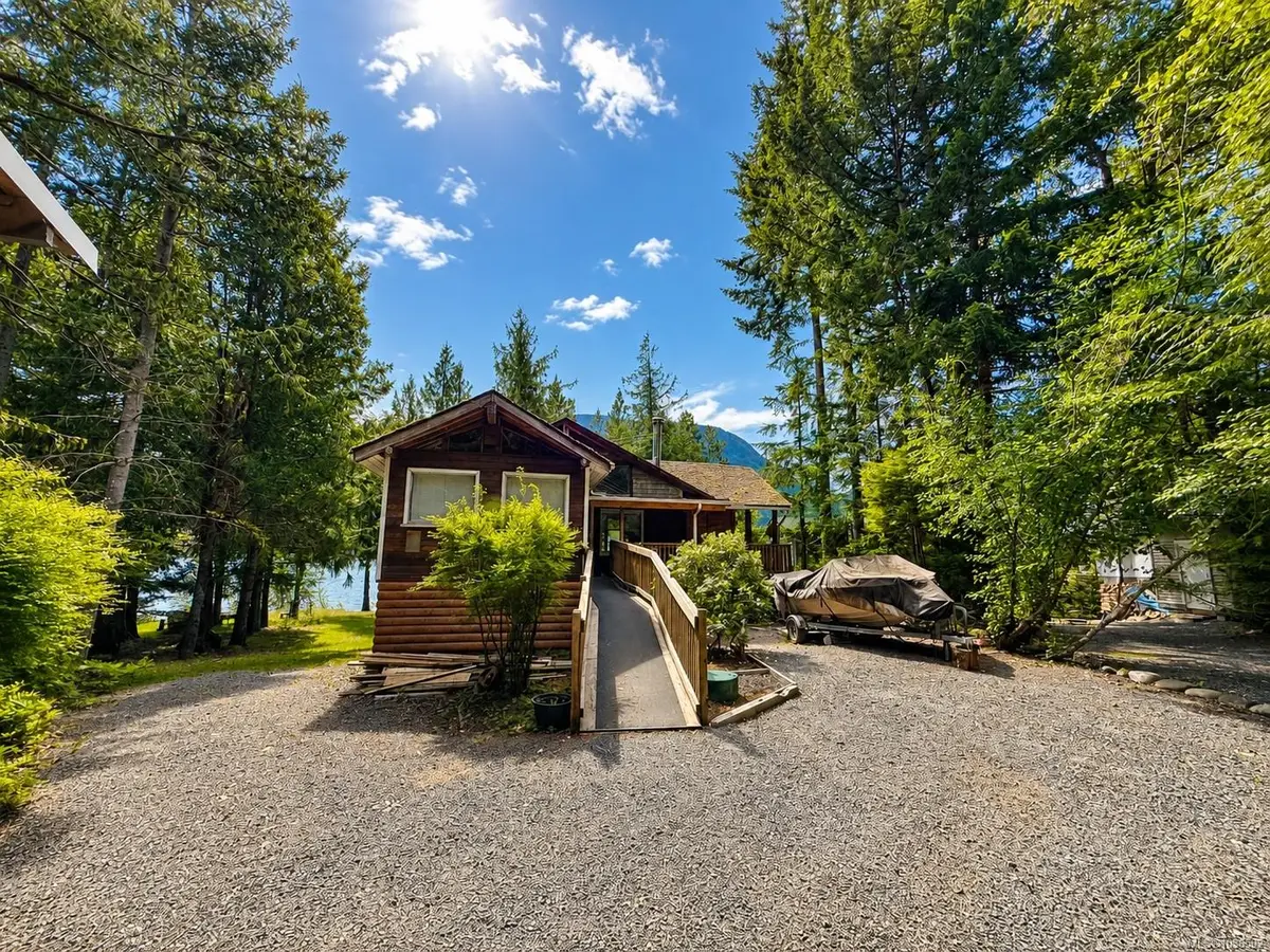 3148 Bay Rd, Qualicum Beach BC V9K 2L7