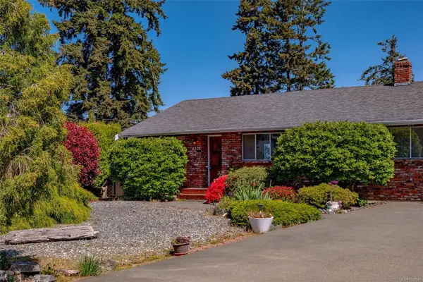 4301 Eva Rd, Bowser BC V0R 1G0 - 4 bed, 3 bath in Bowser