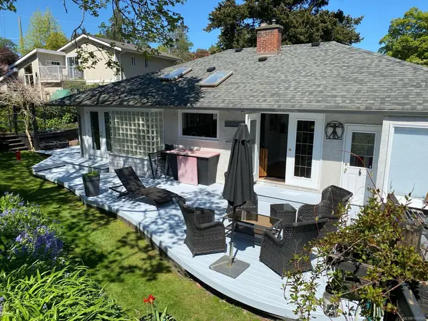 886 Cunningham Rd, Esquimalt BC V9A 4M6