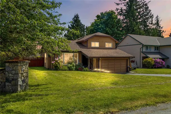 7725 Azurene Pl, Central Saanich BC V8M 1T1 - 3 bed, 3 bath in Central Saanich